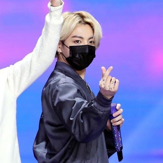 inservibleeee's tweet photo. 9 DE ENERO EL DIA QUE JEON JUNGKOOK APARECIÓ RUBIO Y MATO A TODO EL  FANDOM https://t.co/BQ3bXABxRR