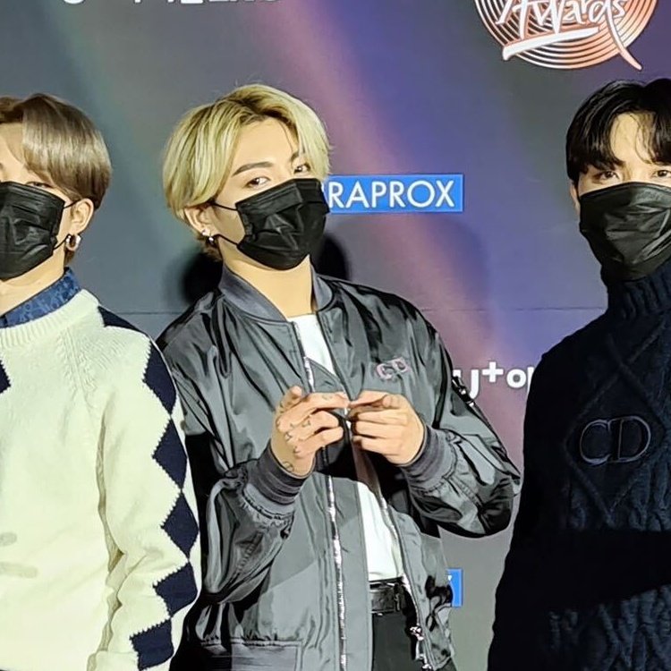 inservibleeee's tweet photo. 9 DE ENERO EL DIA QUE JEON JUNGKOOK APARECIÓ RUBIO Y MATO A TODO EL  FANDOM https://t.co/BQ3bXABxRR