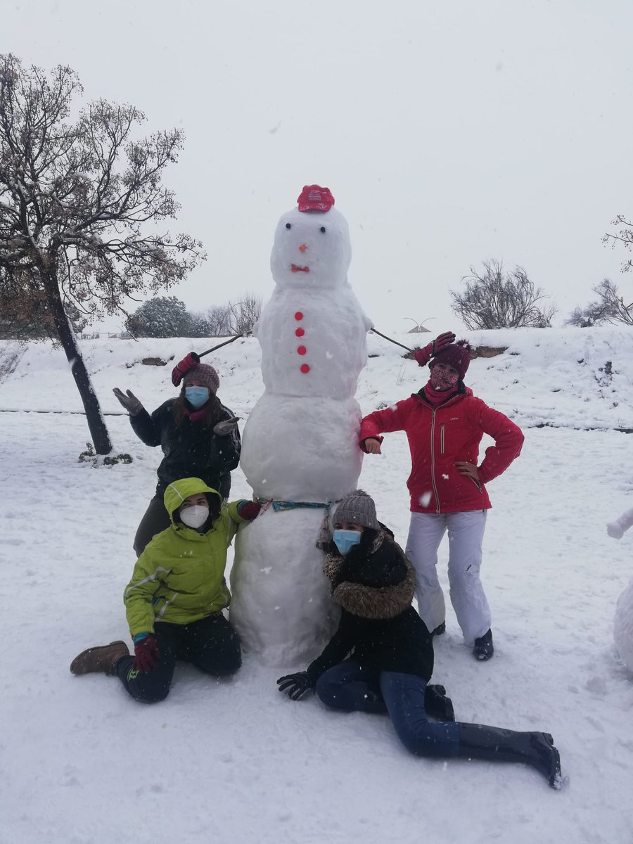 _IreneRM's tweet photo. En Toledo está nevando tanto que hemos podido hacer a Pau Gasol en muñeco de nieve y al resto de la familia 😂
@tiempobrasero @ElTiempo_tve @ElTiempoCMM @ElTiempoes
@Meteoralia @el_tiempohoy @A3Noticias @MonicaCarrillo
@antena3com @paugasol https://t.co/ZEINl97Syu