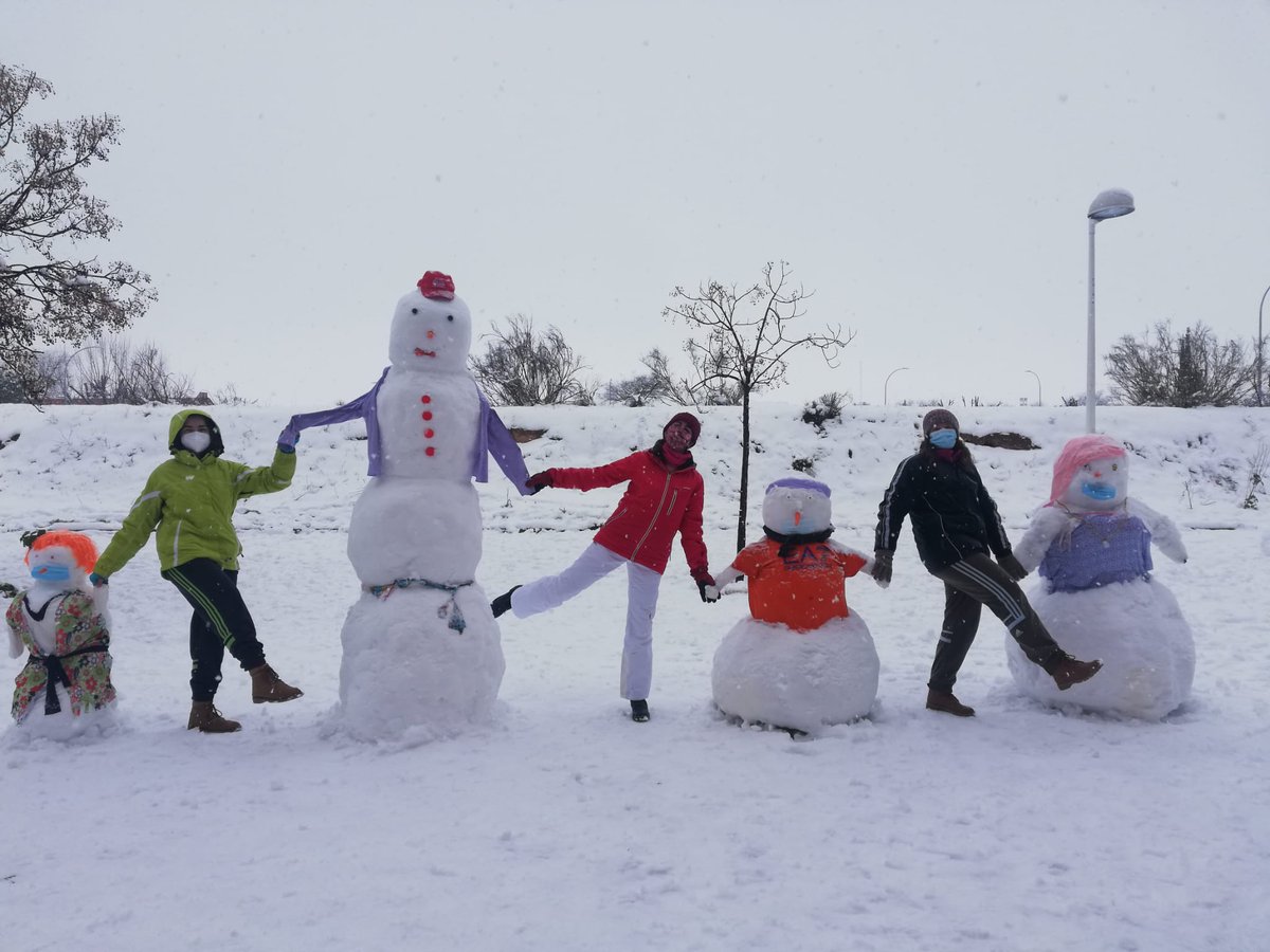 _IreneRM's tweet photo. En Toledo está nevando tanto que hemos podido hacer a Pau Gasol en muñeco de nieve y al resto de la familia 😂
@tiempobrasero @ElTiempo_tve @ElTiempoCMM @ElTiempoes
@Meteoralia @el_tiempohoy @A3Noticias @MonicaCarrillo
@antena3com @paugasol https://t.co/ZEINl97Syu