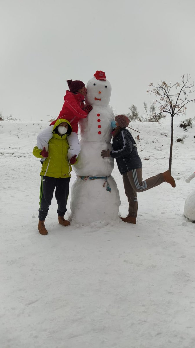 _IreneRM's tweet photo. En Toledo está nevando tanto que hemos podido hacer a Pau Gasol en muñeco de nieve y al resto de la familia 😂
@tiempobrasero @ElTiempo_tve @ElTiempoCMM @ElTiempoes
@Meteoralia @el_tiempohoy @A3Noticias @MonicaCarrillo
@antena3com @paugasol https://t.co/ZEINl97Syu
