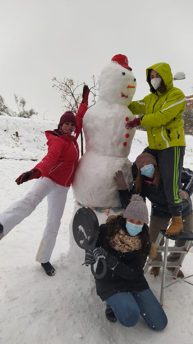 _IreneRM's tweet photo. En Toledo está nevando tanto que hemos podido hacer a Pau Gasol en muñeco de nieve y al resto de la familia 😂
@tiempobrasero @ElTiempo_tve @ElTiempoCMM @ElTiempoes
@Meteoralia @el_tiempohoy @A3Noticias @MonicaCarrillo
@antena3com @paugasol https://t.co/ZEINl97Syu