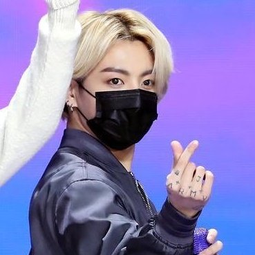 inservibleeee's tweet photo. se imaginan que jungkook se hizo rubio para después aparecer con el pelo violeta!?? dioss mi corazón no puede con tanto https://t.co/P0Oy6LUihg