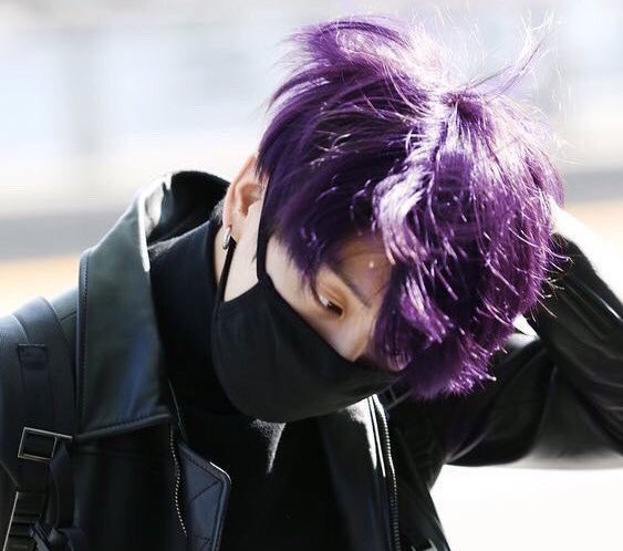 inservibleeee's tweet photo. se imaginan que jungkook se hizo rubio para después aparecer con el pelo violeta!?? dioss mi corazón no puede con tanto https://t.co/P0Oy6LUihg