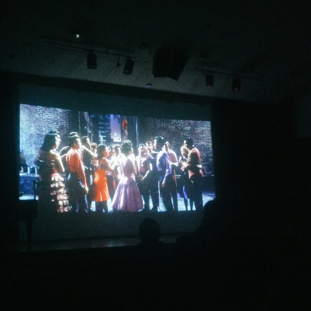 Malgrat les restriccións, Molt contents de l'assistència ahir a la projecció de West Side Story.
Gairebé 40 persones van gaudir de les cançons d'aquest meravellós musical.
Sempre complint amb les mesures de seguretat pel COVID-19.