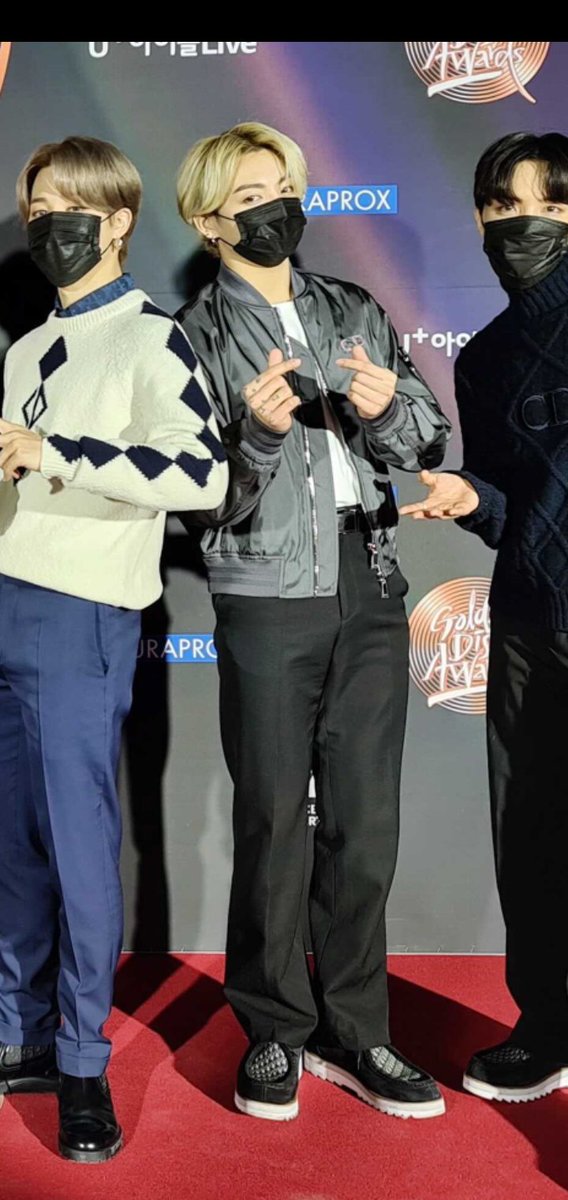 raniiiadm's tweet photo. OMG NI ORANG YA si jungkook suka buat jantung jedak jedukkkkkk😭💜💜💜💜 blonde jungkook is reall!😭💜 https://t.co/FNk9Ea5Ny3