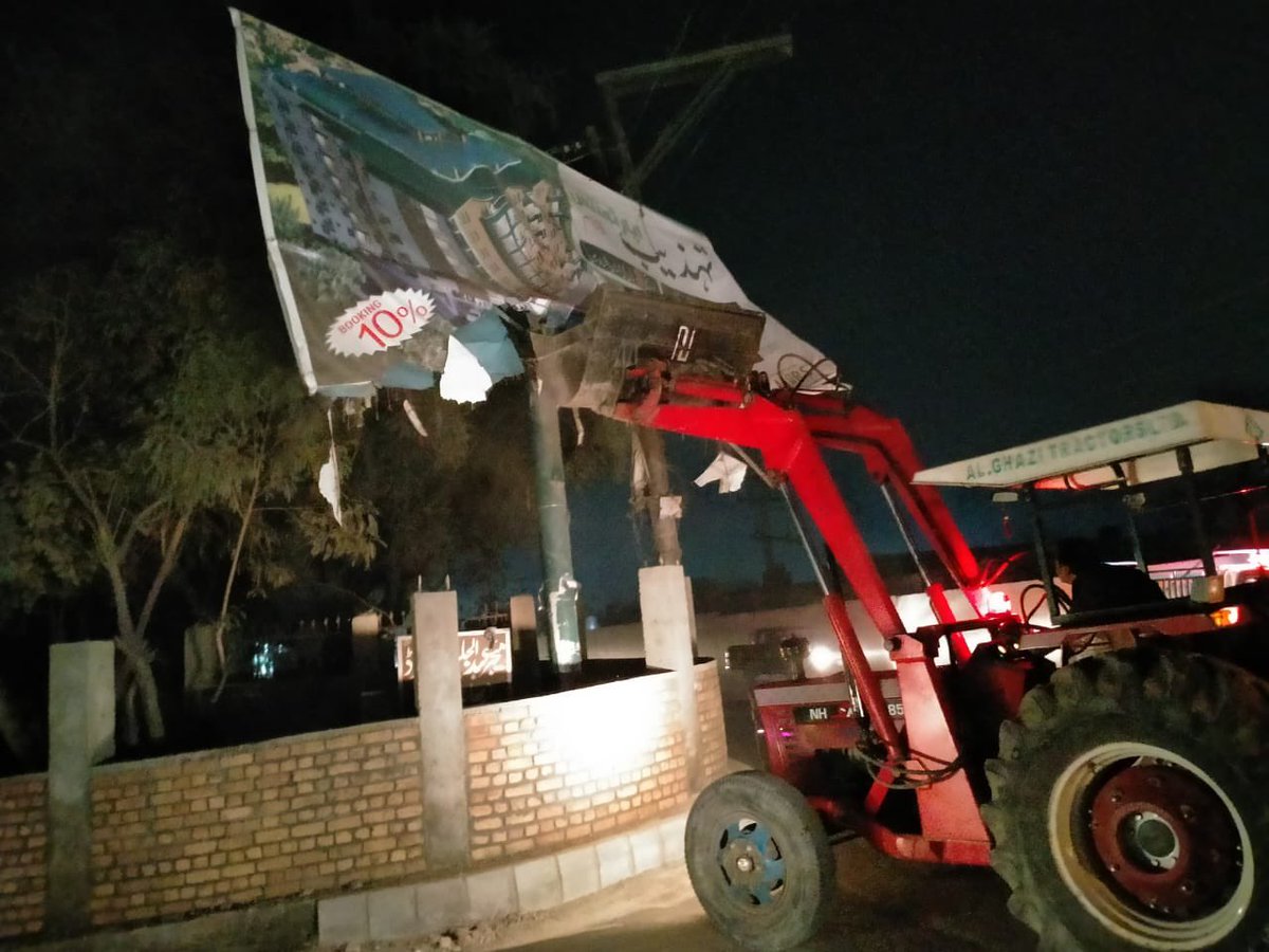DCPeshawar's tweet photo. ضلعی انتظامیہ  کا رات کے اوقات غیر قانونی سائن / بل بورڈز کے خلاف آپریشن۔

بھانہ ماڑی کے علاقے سے درجنوں سائن بورڈز ہٹا دیے گئے۔

ایڈیشنل اسسٹنٹ کمشنر آفتاب احمد  کی نگرانی میں جاری آپریشن میں ٹاؤن ون  انتظامیہ بھی ہمراہ۔
@maliasghar @PMRUKP @ChiefSecKP @infokpgovt https://t.co/cDqNrS1fYO