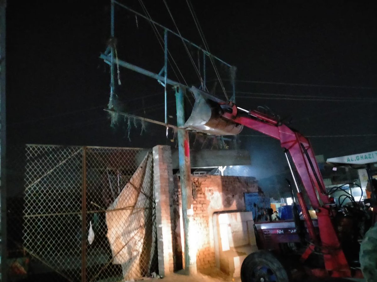 DCPeshawar's tweet photo. ضلعی انتظامیہ  کا رات کے اوقات غیر قانونی سائن / بل بورڈز کے خلاف آپریشن۔

بھانہ ماڑی کے علاقے سے درجنوں سائن بورڈز ہٹا دیے گئے۔

ایڈیشنل اسسٹنٹ کمشنر آفتاب احمد  کی نگرانی میں جاری آپریشن میں ٹاؤن ون  انتظامیہ بھی ہمراہ۔
@maliasghar @PMRUKP @ChiefSecKP @infokpgovt https://t.co/cDqNrS1fYO