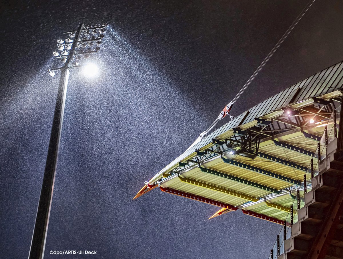 Haupttribüne des Wildparkstadion in Karlsruhe bei Flutlicht und Schneefall am 08.01.2021 beim Spiel des KSC gegen SpVgg Greuther-Fürth. Foto COPYRIGHT: dpa/ARTIS-Uli Deck #Fussball#zweitebundesliga#ksc#karlsruhersc#flutlicht#schneefall#lichter#e#wildparkstadion#haupttribüne#