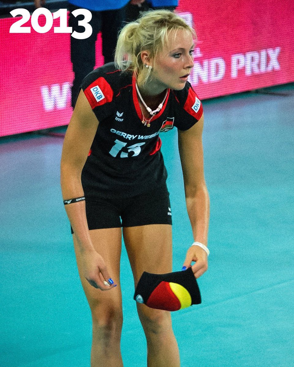 MilleniumBS's tweet photo. HIPPE TORNA AL PALAGEORGE 🏠

2021 🔙 2013

Ricordi dal 2013, quando Saskia ha giocato al PalaGeorge con la maglia della sua nazionale 🇩🇪 per il World Grand Prix 🌎
✌🏻 Ti è piaciuto l'esordio della nuova Leonessa? 

#forzaleonesse💛🖤 #torniamoaruggire🦁 @LegaVolleyFem @sassi_13 https://t.co/oQAN0Bkrc7