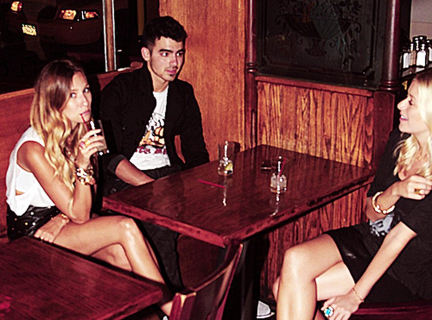 2011: Renée Bargh. They went on dates before (1-2-3 pictures) and after (4) Joe dated his ex girlfriend Taylor Swift’s best friend Karlie Kloss.