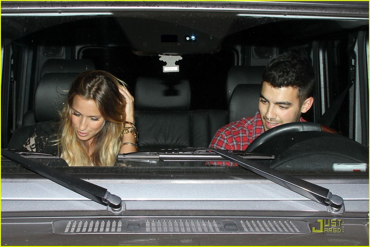 2011: Renée Bargh. They went on dates before (1-2-3 pictures) and after (4) Joe dated his ex girlfriend Taylor Swift’s best friend Karlie Kloss.