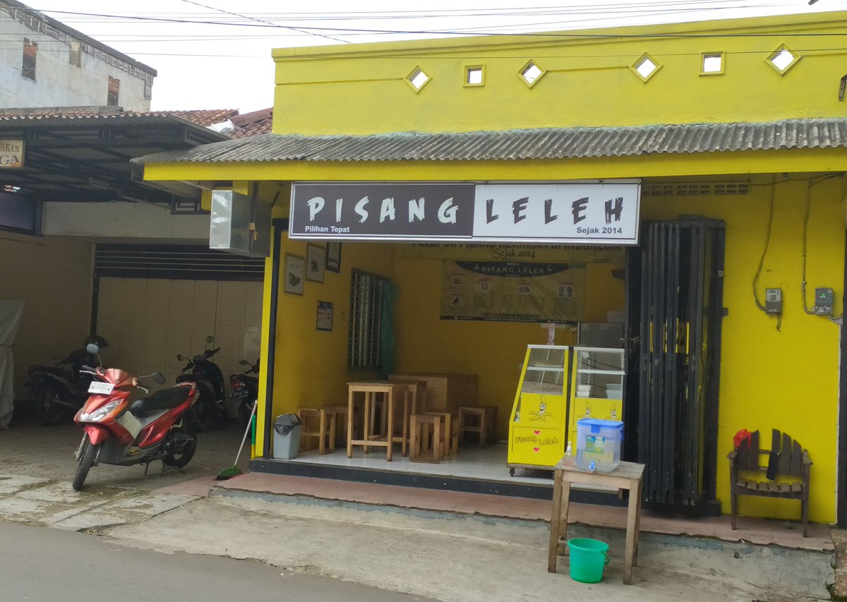 kribomarketing's tweet photo. SEDIH😔 , karena yang beli hanya sedikit, kadang masih banyak 😭😭😭 padahal harus meng gaji 7 orang dan mereka semua juga sudah berkeluarga
Monggo bisa dilarisi , yng suka jajan dan ngemil 
Buka setiap hari
Jam 8-20
Alamat : 
Jalan kampus no 22 sebelum UT, grendeng #purwokerto https://t.co/GL8SUSAKcy