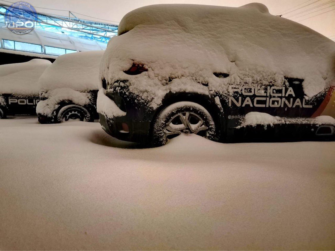 JupolNacional's tweet photo. ❄️El Temporal #Filomena ha descubierto las carencias de un Servicio Público de Emergencias VITAL como es la @policia.

🚔Vehículos sin neumáticos apropiados, NI CADENAS DISPONIBLES, muchos servicios sin poder ser atendidos...⚠️

💪Mucho ánimo a los compañeros en servicio. https://t.co/ET4QrNe0W5