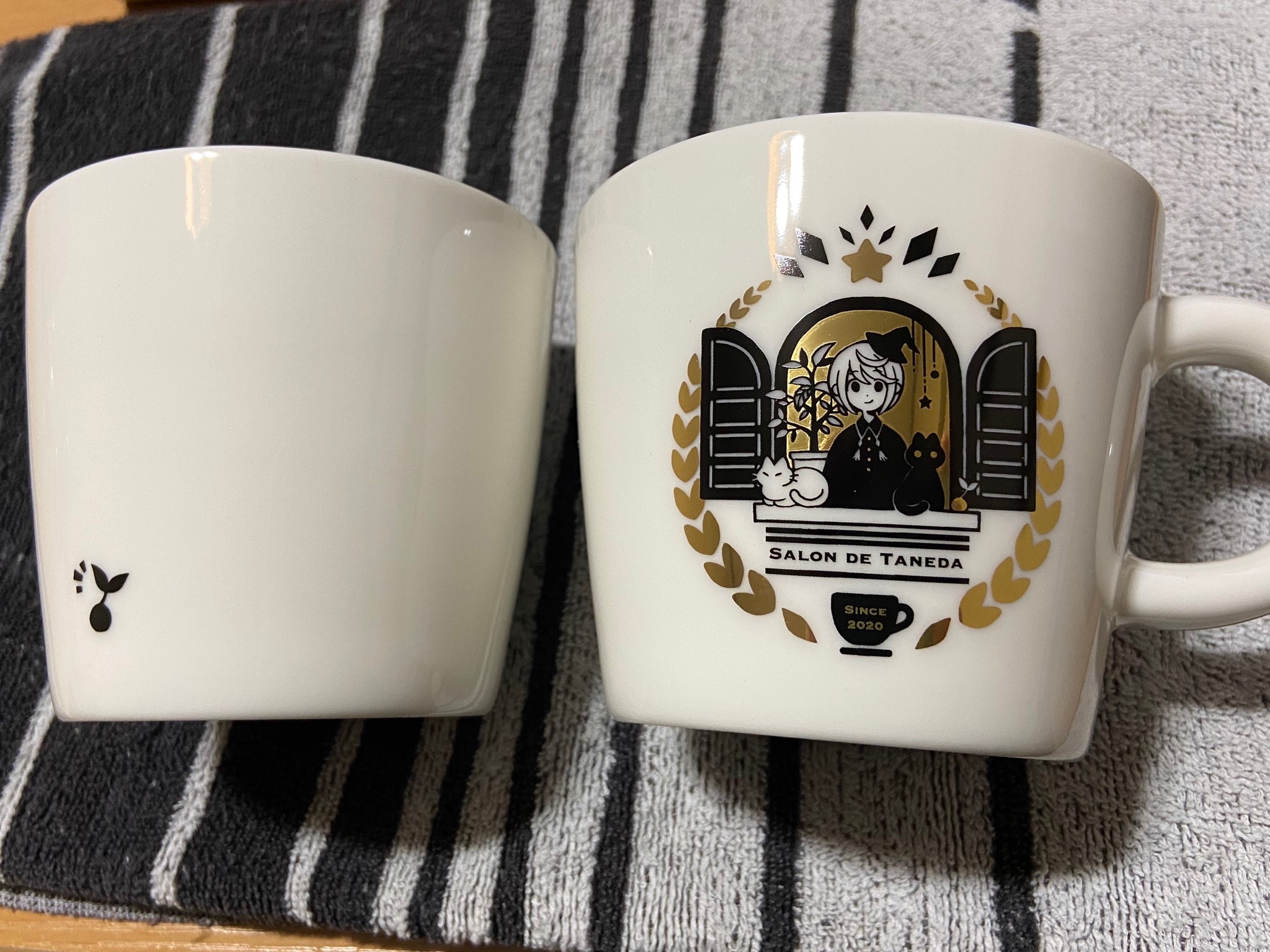 Twitter 上的 Salon De Tanedaへようこそ のマグカップ届いた 種ちゃんのイラストがとても可愛い 実物で見ると 箔押しの金色がより映えますね 一人暮らし始めたら紅茶飲む時に使いますね このマグでマリアージュフレールのマルコポーロとか飲んでみたい たね