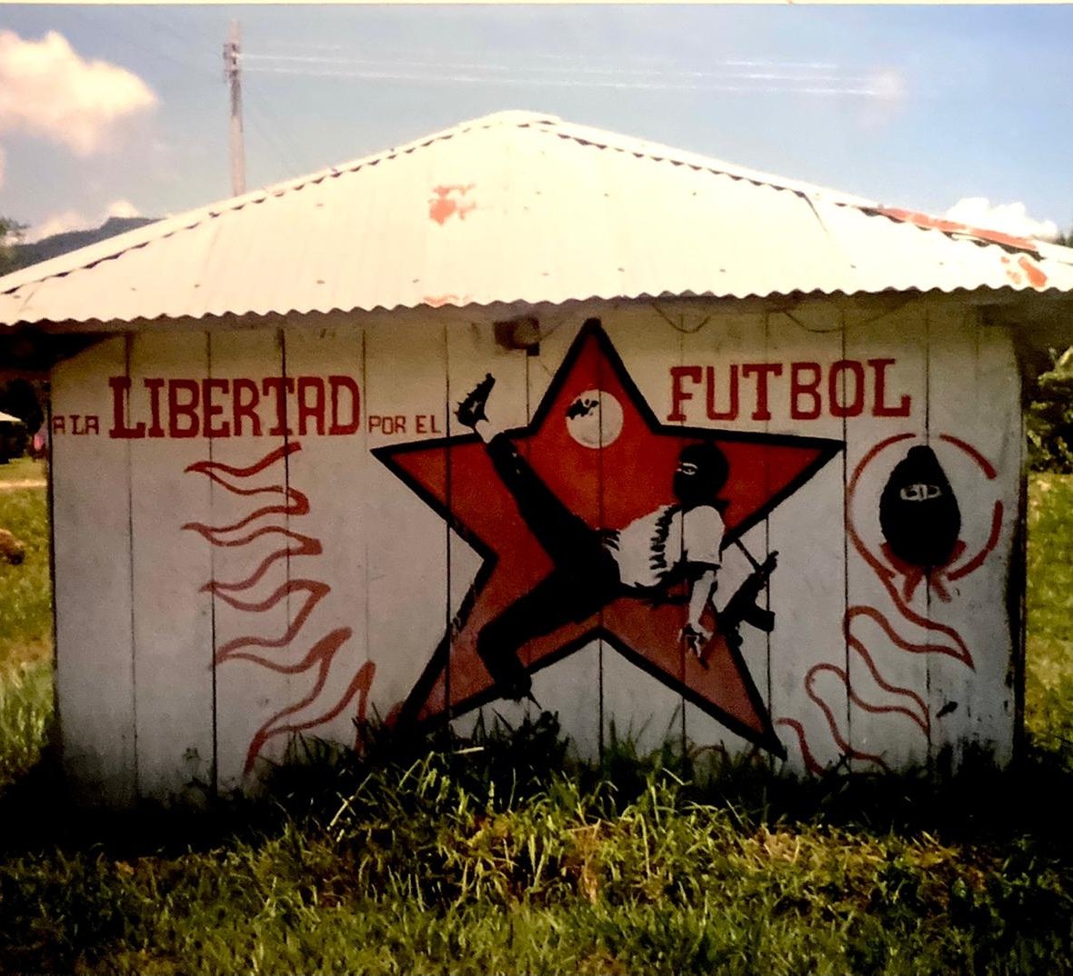 El Estadio del Bae | sportallarovescia.it/sar5/attualita…
Erano gli anni di Genova. Si vedeva nello #zapatismo il faro per tante e tanti. Dopo la morte del #Bae, l'immagine "A libertad por El futbol" sbarcò nella laguna veneziana diventando il simbolo del progetto "El Estadio del Bae".