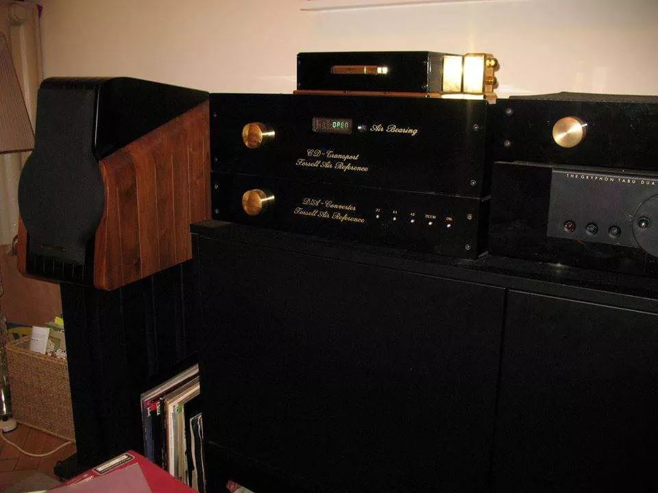 Berny2876's tweet photo. Fantastic vintage audio system with #SonusFaber Extrema Speakers, #Forsel Tansport and DAC, The #Gryphon Tabu Amplifier... https://t.co/Cf3PIm7vuH