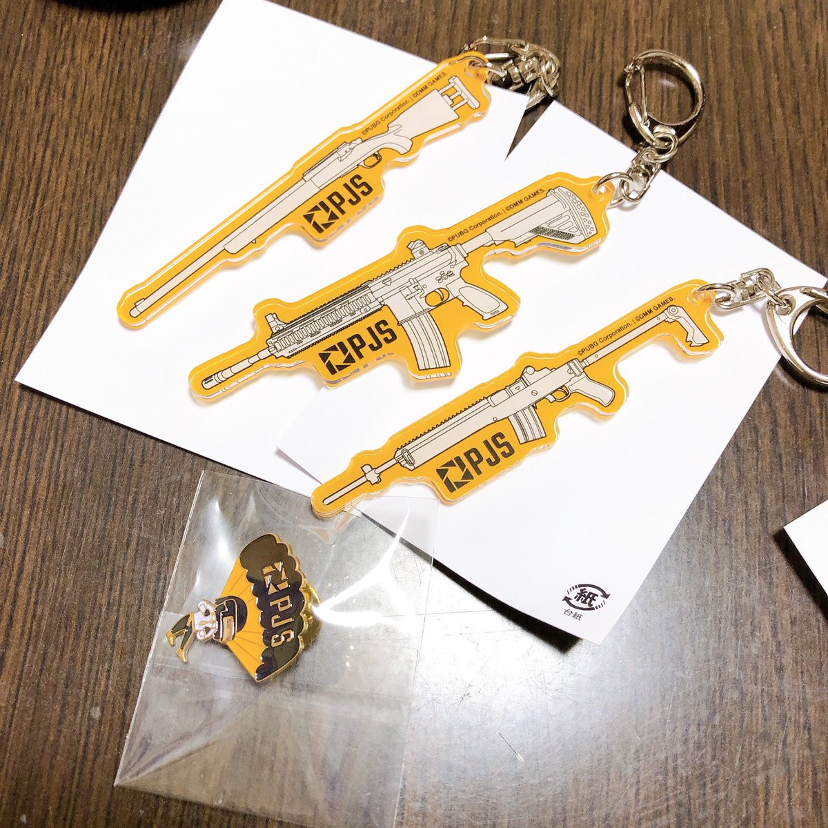Miju_Selu's tweet photo. ところでとってもいいもの届きました…ありがとうございます:;(∩´﹏`∩);:
アクキーとピンズまで届いてびっくりしちゃった…選手の方々とお揃いユニフォーム、普通に会社に着て行きますw
#PJSWIN
@PUBG_DMM https://t.co/NrER7GNovS