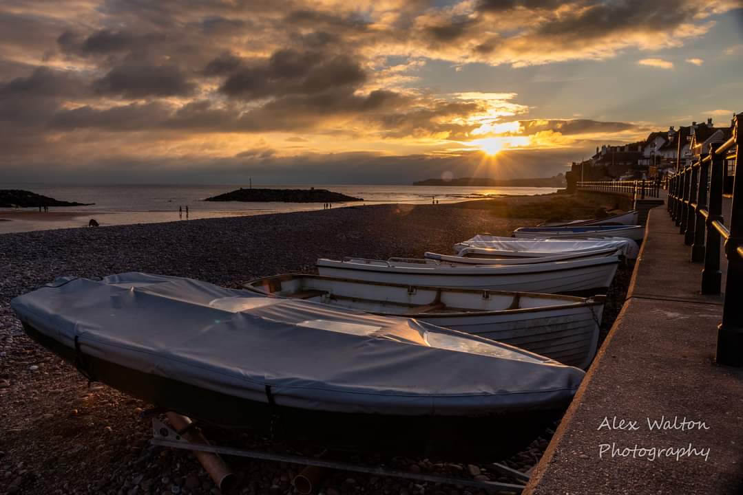Sidmouth winter sunset.
Been some glorious skies lately.
#sidmouth #sunsetphotography #eastdevon <a href="/sidmouth_devon/">Sidmouth Devon</a> <a href="/VisitDevon/">Visit Devon</a> <a href="/visit_sidmouth/">Visit Sidmouth</a> #bestofthewest #photooftheday