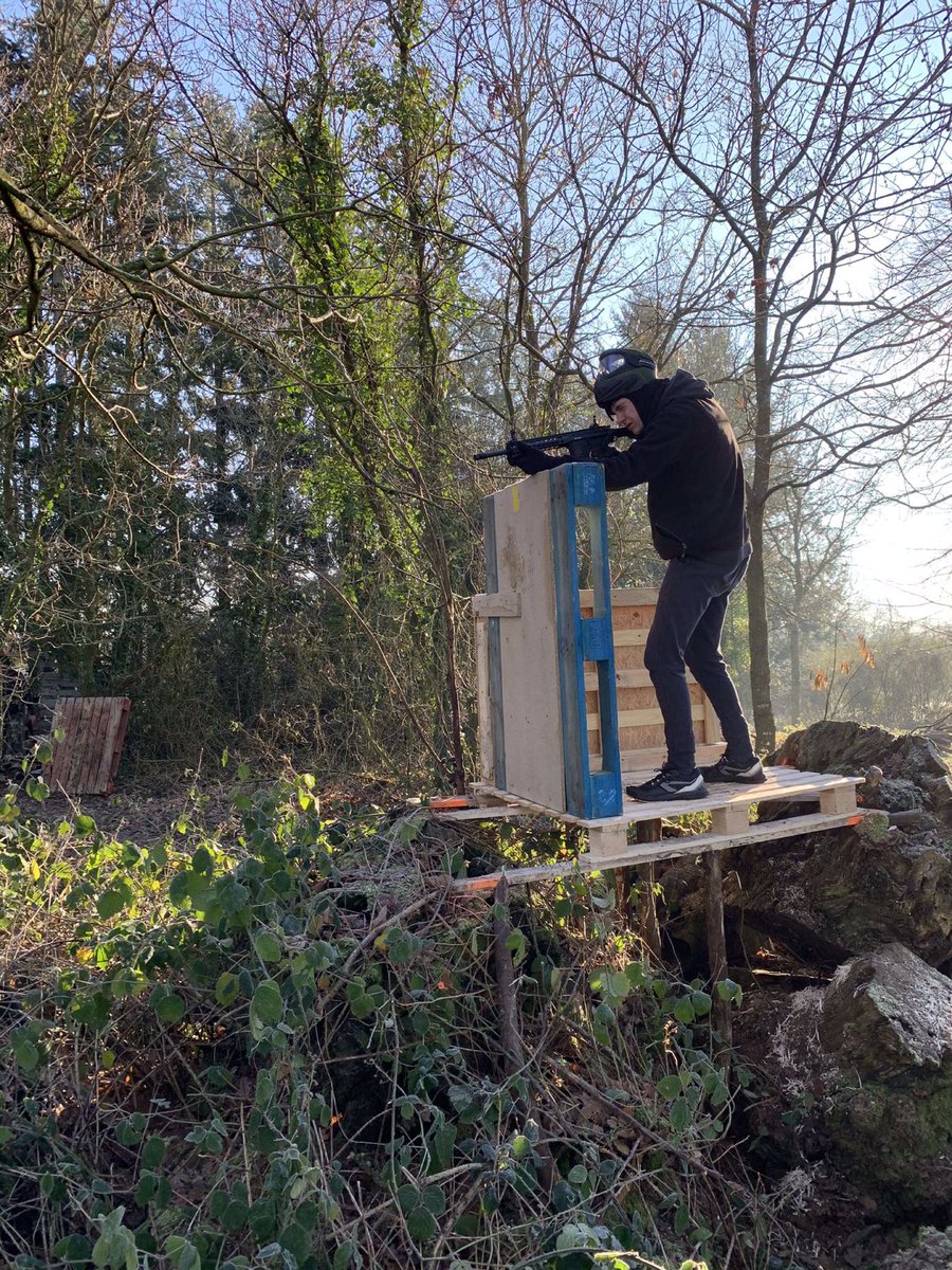 SkySquad22's tweet photo. Major Berthelot, aime tendre des coups farfelus à ses ennemis, qui se termine souvent par un échec, manie sa gâchette aussi bien que son rayon frais, aime motiver ses troupes à l’aide d’un bon gros « a tchic à tchic à tchic aïe aïe aïe ». https://t.co/zo0uXrBorV
