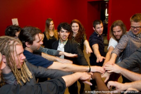 Joe and Blanda (Janda) were always together, as she followed him on tour with the Jonas Brothers. When she wasn’t following him, he sent her flowers (1st picture).