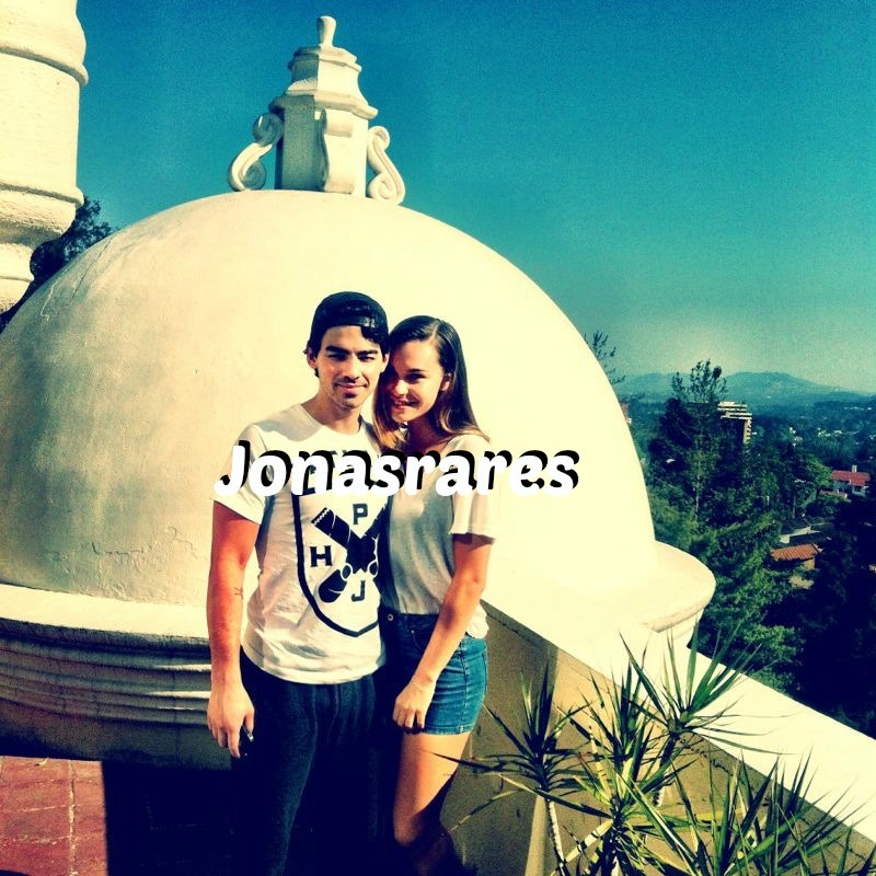 Joe and Blanda (Janda) were always together, as she followed him on tour with the Jonas Brothers. When she wasn’t following him, he sent her flowers (1st picture).