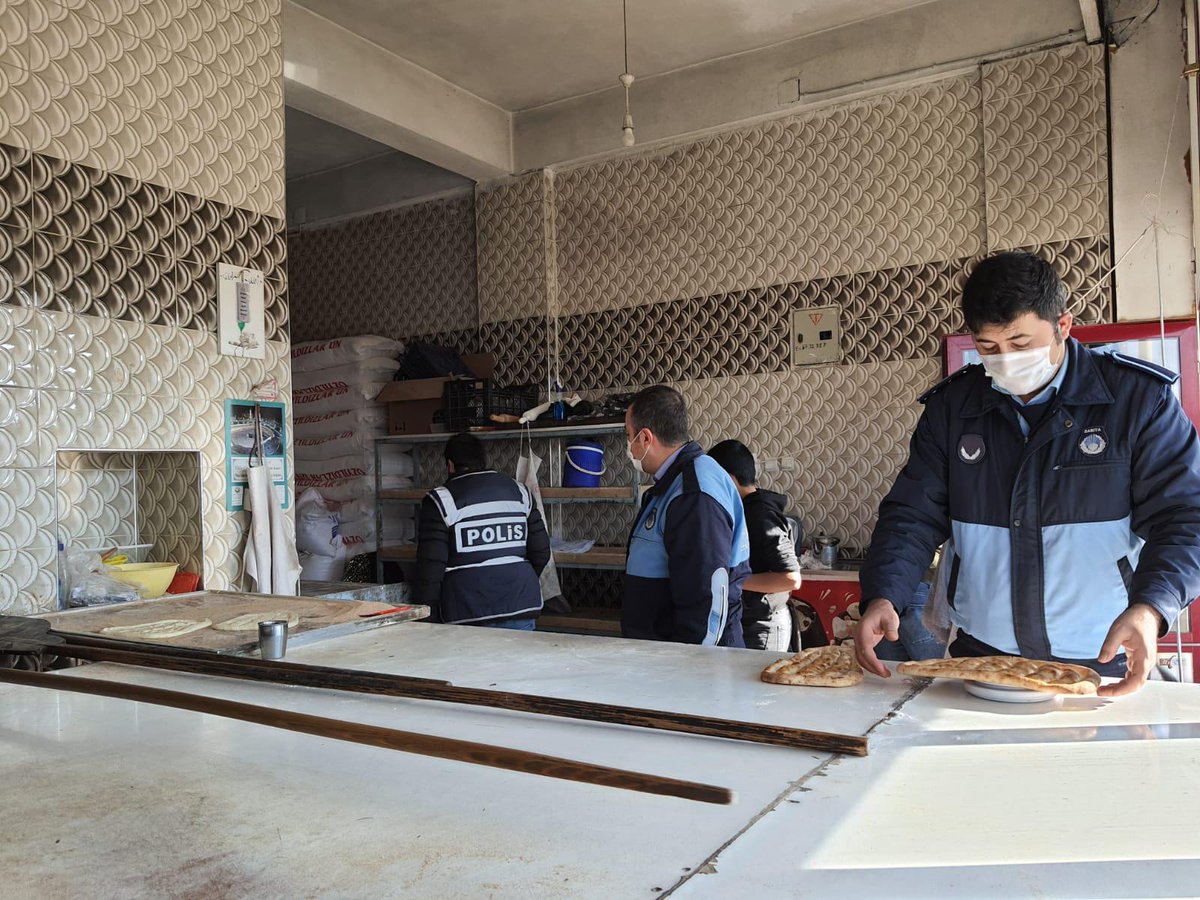 siverek_bld's tweet photo. Vatandaşlarımızın sağlığını korumak, kaliteli hizmet almalarını sağlamak ve yayalara ayrılan kaldırım işgaline son vermek için zabıta ekiplerimiz, fırınlarda, paket servisi ile çalışan iş yerlerinde ve marketlerde denetimlerini sürdürüyor. https://t.co/BYopxiFXj6
