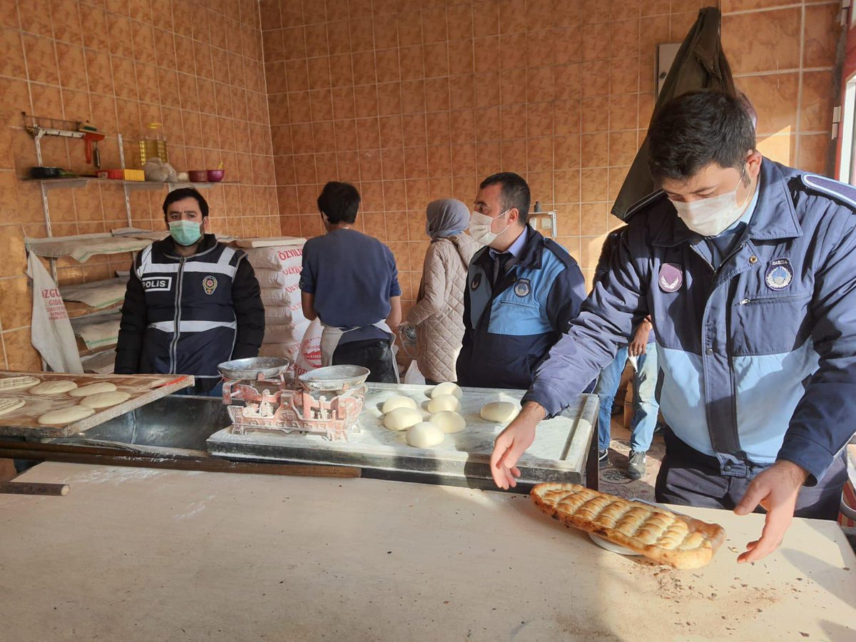 Vatandaşlarımızın sağlığını korumak, kaliteli hizmet almalarını sağlamak ve yayalara ayrılan kaldırım işgaline son vermek için zabıta ekiplerimiz, fırınlarda, paket servisi ile çalışan iş yerlerinde ve marketlerde denetimlerini sürdürüyor.