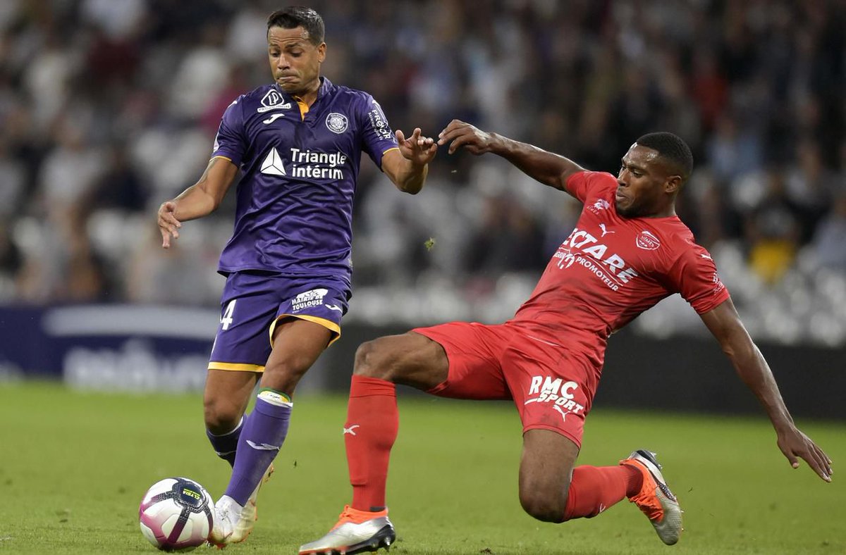 Standard780's tweet photo. 🔥 RUMOUR 🔥 ❗FIRST IN 🇧🇪❗
🇫🇷@nimesolympique 28-year-old central defender 🇫🇷🇬🇵Loïck #Landre has received a number of approaches and has been authorised by Les Crocos to negotiate with interested parties, one of them is Standard Liege (source: @RMCsport). #rscl https://t.co/vHlcnOfuL4