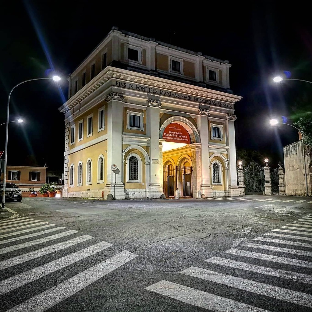 #portasanpancrazio is located in #gianicolo District.
The gate rises close to the summit of the Janiculum hill and its first building could date back to the end of the Roman Republic, when a humble housing cluster on the right bank of the Tiber was surro… instagr.am/p/CJ0ig23sE7n/