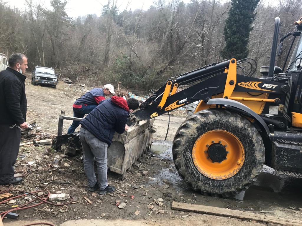 gokcebeybld's tweet photo. Belediyemizin filosunda yer alan kar süpürme aracı ile hizmet araçlarının düzenli bakım işlemleri ekiplerimiz tarafından yapılıyor.Bu işlemlerin belediye bünyesinde gerçekleştirilmesi ile tasarruf sağlarken araçlarımızın kullanım ömrü uzatılıyor.

#vedatöztürk 
#gökçebeybelediye https://t.co/2Z82trHFri