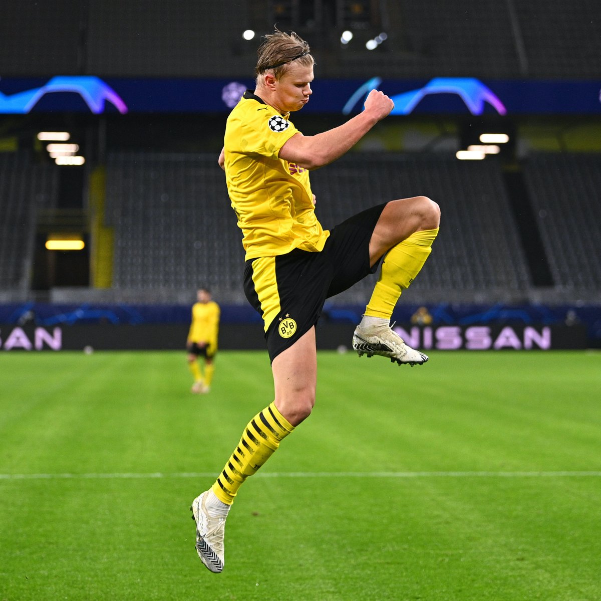 goal's tweet photo. You're in charge at Real Madrid ⚪️

You can sign ONE of these players 👇

Kylian Mbappe 🇫🇷
Mohamed Salah 🇪🇬
Son Heung-min 🇰🇷
Erling Haaland 🇳🇴
Neymar 🇧🇷
Marcus Rashford 🏴󠁧󠁢󠁥󠁮󠁧󠁿

Who do you choose? 🤔 https://t.co/Pj5mOve3dc