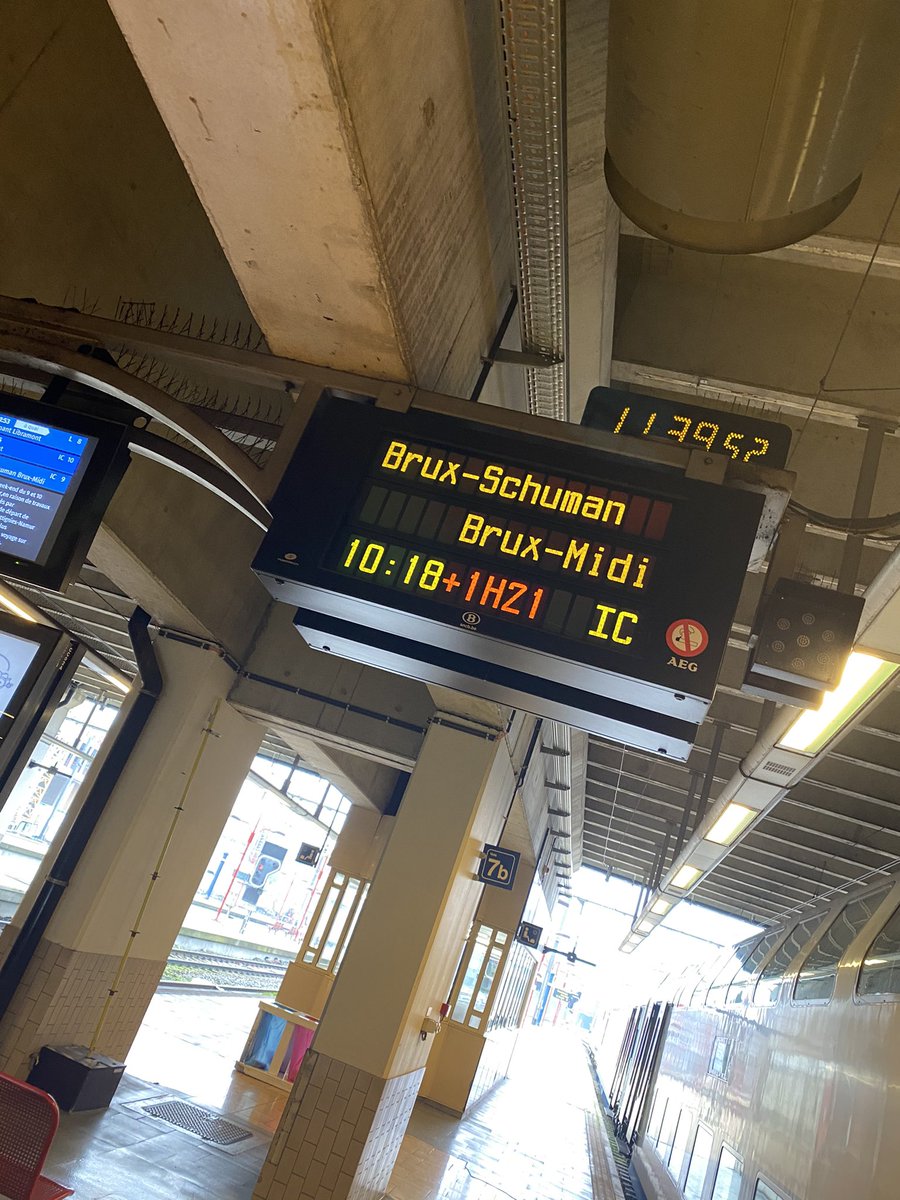 Dono01X's tweet photo. On meurt de faim nous dans le train! Et on est pas encore arrivé a Bruxelles! Vive la @SNCB ! Arrivé prévu « normalement » a 12h50. Alors que je suis parti depuis 8h30😅 https://t.co/uNRacEah93