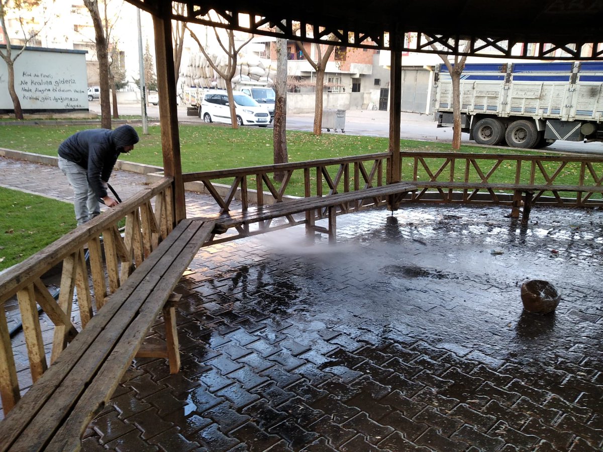 Kısıtlama günlerinde de çalışıyor, sorunları tespit edip çözüm üretiyoruz. Çocukların eğlenerek büyüdüğü güvenli alanlar oluşturmak ve şehrimize estetik bir görüntü kavuşturmak için Park ve Bahçeler Müdürlüğümüz çalışmalarını sürdürüyor.