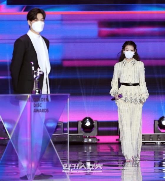 Nenelittlewitch's tweet photo. กษัตริย์อีกนมามอบรางวัลให้จางมันวอล 😂😳 #TheKingEternalMonarch #HotelDelLuna #IU #LeeMinHo #GoldenDiscAwards2021 https://t.co/DnFmbZ8tjL