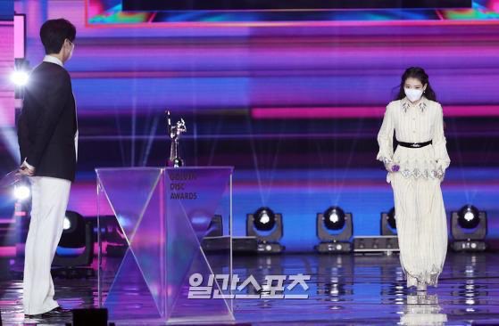 Nenelittlewitch's tweet photo. กษัตริย์อีกนมามอบรางวัลให้จางมันวอล 😂😳 #TheKingEternalMonarch #HotelDelLuna #IU #LeeMinHo #GoldenDiscAwards2021 https://t.co/DnFmbZ8tjL