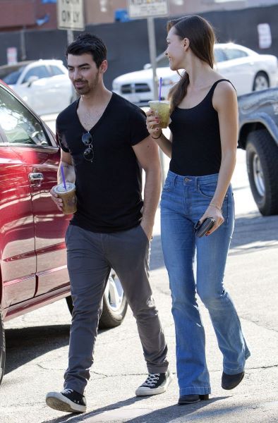 2014: Joe, Blanda, Nick, Olivia and other friends were spotted in Bahamas for a wedding.