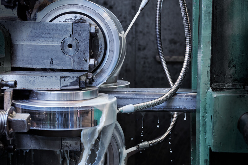 TataSteelBau's tweet photo. Die Kanten der kaltgeformten Hohlprofile weisen einen größeren Kantenradius auf als warm umgeformte Profile. Mit der Kaltumformung entstehen Spannungen im Stahl. Durch die Kaltverfestigung ist die Sprödigkeit höher, die Härtewerte an der Kante verändern sich. https://t.co/ta7OEYjUPj