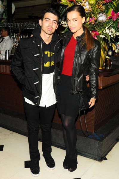 2014: Joe, Blanda, Nick, Olivia and other friends were spotted in Bahamas for a wedding.