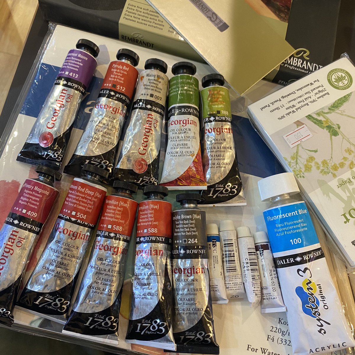 luisjerion_'s tweet photo. พวกแกไปสมใจเถอะ ของลดแตกแตน บางอย่าง1บาท แบบ สีจาก3000เหลือ1000 ชั้นซื้อทุกอย่างมันควรจะถึง6พันแต่ชั้นหมดไปแค่1960 ㅠㅠ https://t.co/SS141l4HIX