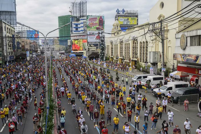 ProChristianis's tweet photo. Despite restrictions hundreds of thousands of #Philippino #Catholics took part in the yearly procession of the #BlackNazareneFeast2021 respecting the rules
#PinoyCatholic #CatholicPinoy #BlackNazarene #Manila https://t.co/eElmEK0h7h