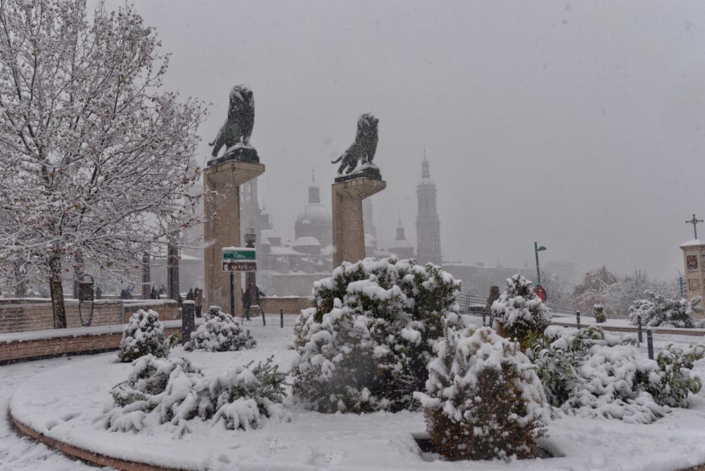 aragonradio's tweet photo. 🔴❄️ #Filomena La ciudad de Zaragoza pasará esta tarde a Alerta Roja por acumulación de más de 15 cm de #nieve. Se clausurar los parques a partir de las 16:00 horas como medida de prevención ante posibles caídas de ramas por el peso de la nieve. 📸 Daniel Pérez https://t.co/v0RymE4cSy