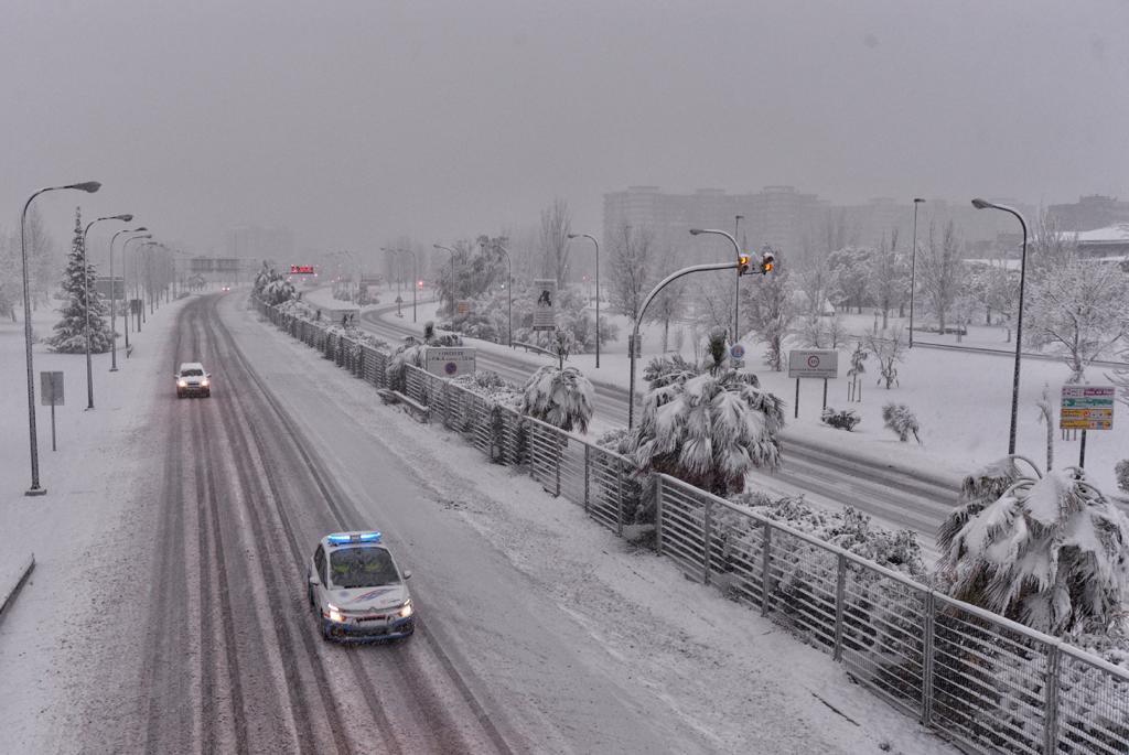 aragonradio's tweet photo. 🔴❄️ #Filomena La ciudad de Zaragoza pasará esta tarde a Alerta Roja por acumulación de más de 15 cm de #nieve. Se clausurar los parques a partir de las 16:00 horas como medida de prevención ante posibles caídas de ramas por el peso de la nieve. 📸 Daniel Pérez https://t.co/v0RymE4cSy
