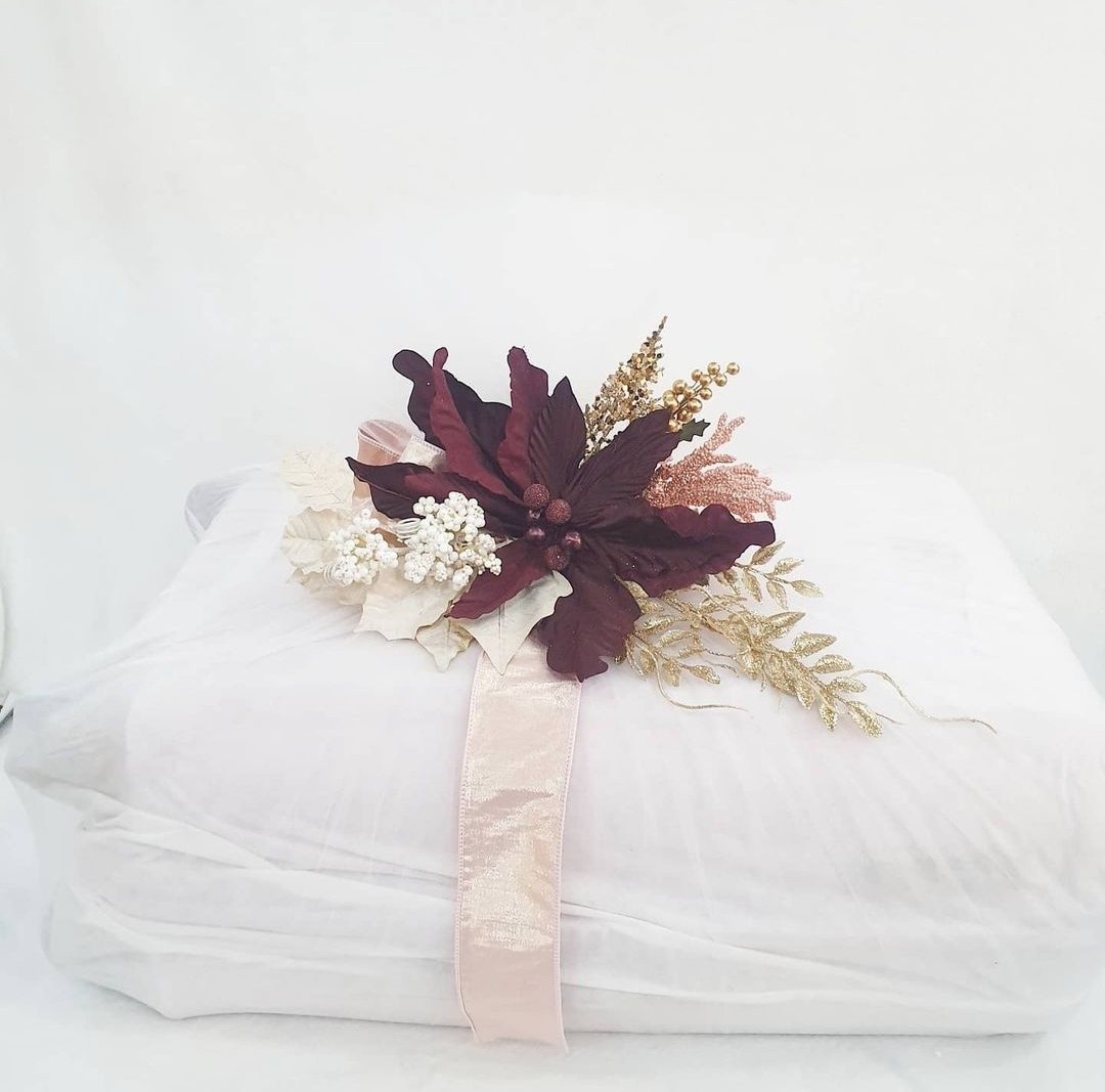 IskraAlexis's tweet photo. This was one of my fave gift packs to do. He was very intentional about gifting his wife for Christmas and of course you know we love love.
#IskraAlexis
#GiftsInAbuja
#GiftWrapService
#GiftWrapping
#Gifts https://t.co/EC5eMIKwwk