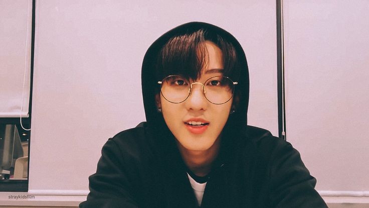 hyunminpsycho's tweet photo. changlix ау Феликс с детства любил прятаться за шторами И с возврастом эта привычка никуда не делась, именно поэтому сейчас блондин прячется от своих проблем там же Проблем в виде Чанбина, который друг детства и в которого влюблен Ли Но что если Со знает о его слабости к шторам https://t.co/hfFtyje6fi