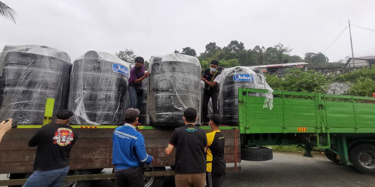 ikatanmuslimin's tweet photo. Para Relawan Muda ISMA Raub sedang gigih menurunkan tangki statik yang baru tiba.
Tangki ini akan dibekalkan kepada Pengurusan Air Pahang Berhad untuk kegunaan mangsa banjir.
#banjir2021
#RelawanMudaIsma
#KitaTolongOrangAllahTolongKita https://t.co/nKHwzewUxG
