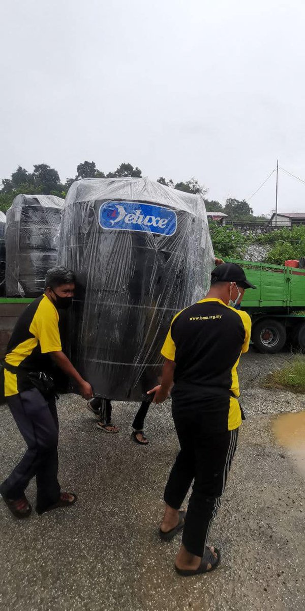 ikatanmuslimin's tweet photo. Para Relawan Muda ISMA Raub sedang gigih menurunkan tangki statik yang baru tiba.
Tangki ini akan dibekalkan kepada Pengurusan Air Pahang Berhad untuk kegunaan mangsa banjir.
#banjir2021
#RelawanMudaIsma
#KitaTolongOrangAllahTolongKita https://t.co/nKHwzewUxG