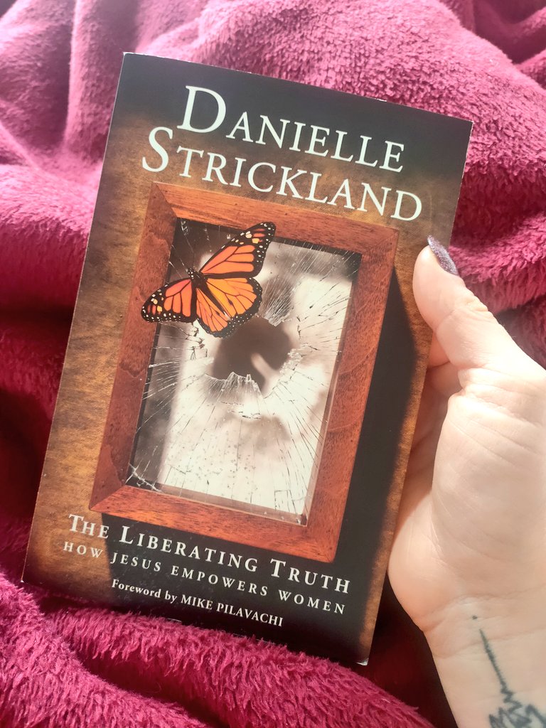 Finally reading @djstrickland 

Finally reading TRUTH, that women are not all the same, we didn't all want to be princesses & we don't belong in the kitchen! 

Can't wait for the following chapters 🙌 

#liberatingtruth #BookRecommendation