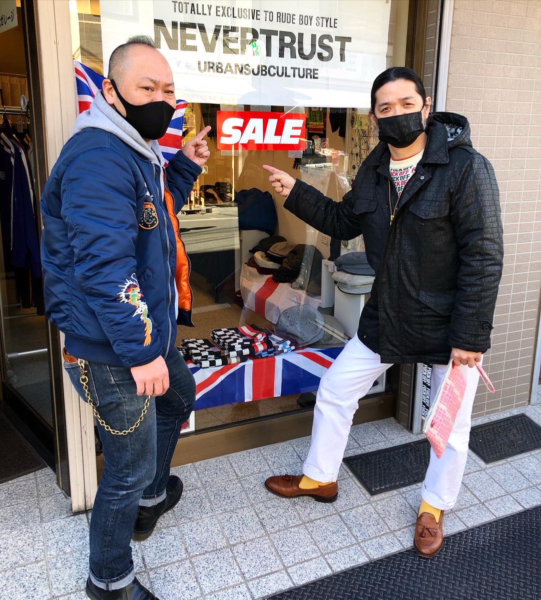 nevertrust_usc's tweet photo. ガレージセール3日目。
昼間にムツミさんがふらりと日暮里帰りに顔出してくれて嬉しかったなー^ ^

今年も春にFUCK OFFコラボシャツを展開予定です。
お楽しみに！

#nevertrust
#worldwidebustard 
#fuckofff
#柳家商店
#柳家睦とラットボーンズ 
#ニューシングル
#1月12日発売 https://t.co/PIPtvV6PEW