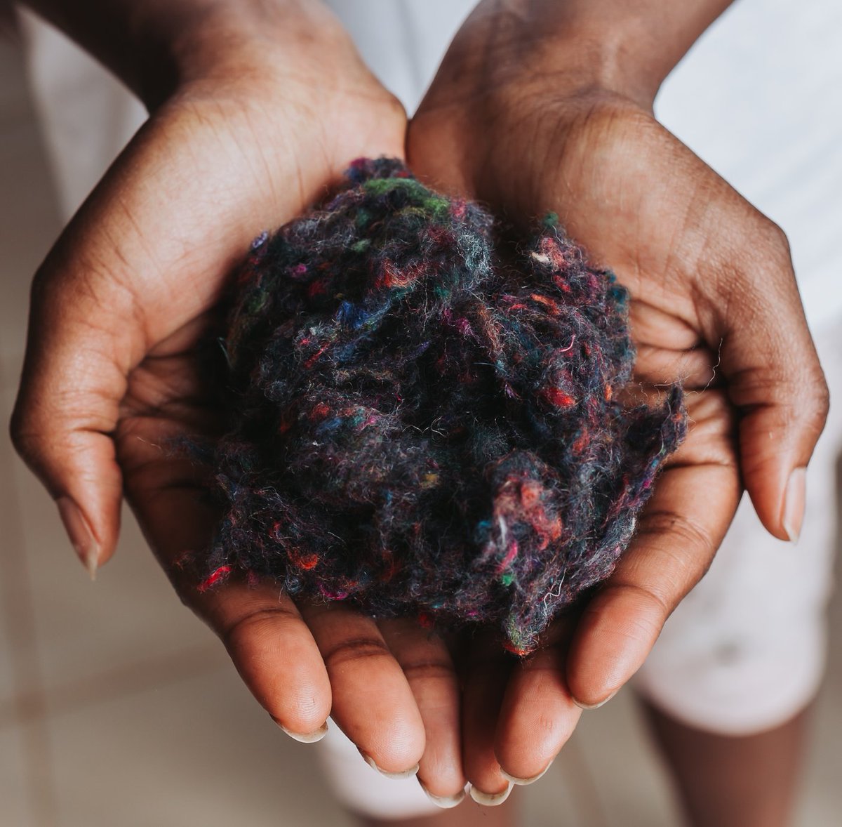 AfricaCollect's tweet photo. What happens to your donations? We withdraw textile waste of acrylic from recycled clothes. Learn more: https://t.co/SWifQ3ukjE
#AfricaIsNotADumpster #truecost #CloseTheLoop #dogoodfeelgood #africacollecttextiles #stichtingdoen #rvo #sbir #doenfoundation #sustainablefashion https://t.co/0zYtpYB1uW